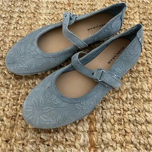 Mark Adams Flats NWOT bluish gray manmade suede leather feel. Size 36 .